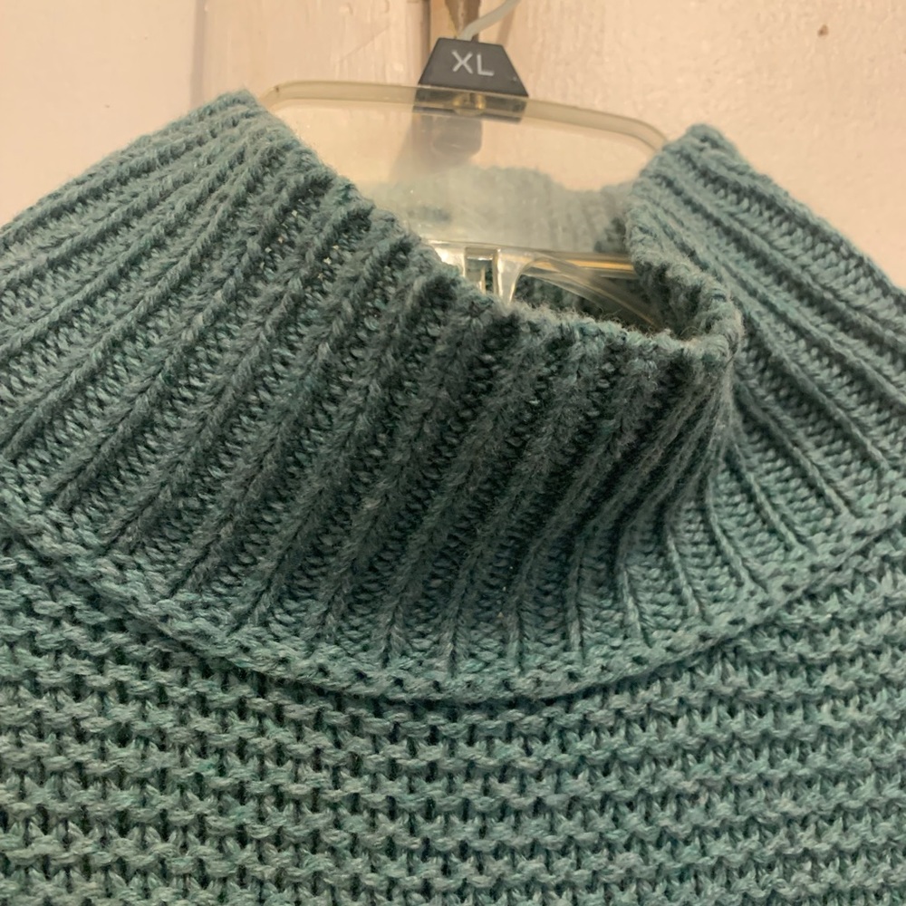 Universal Threads sweater - Picture 3 of 4